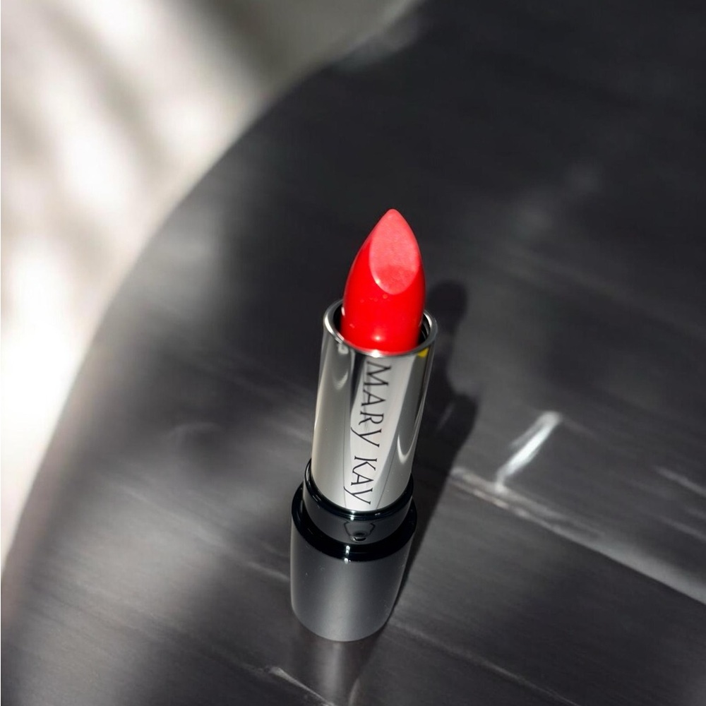Mary Kay Gel Semi-Shine Lipstick~Red Smolder